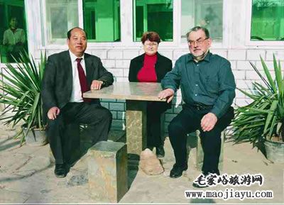 李锁书记与访问毛家峪村的法国昂热尔大学院长博诺夫妇留影