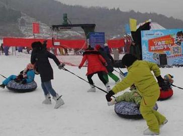 毛家峪滑雪场亲子冬令营活动现场